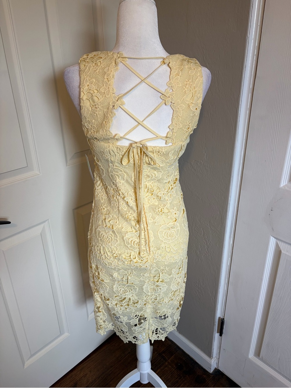 Premier Amour Sleeveless Yellow Lace Midi Dress with V-Neck summer floral - Picture 4 of 6
